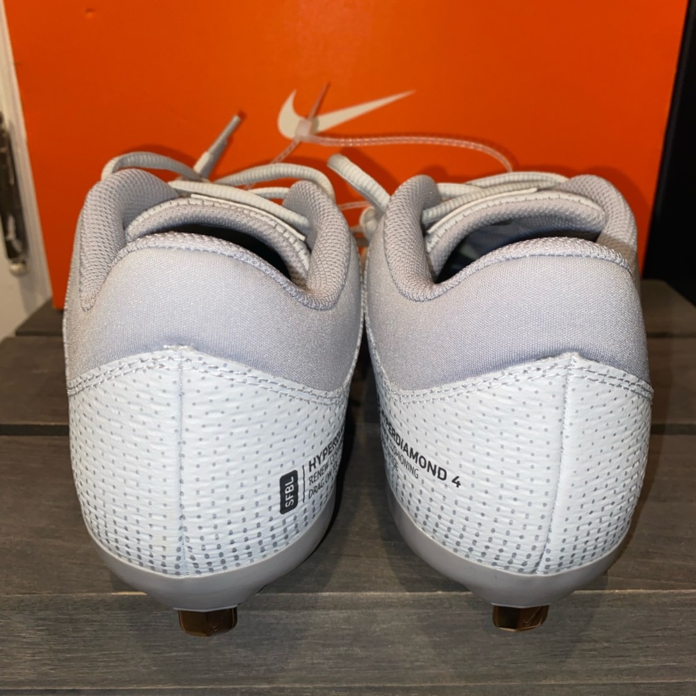 Nike Hyperdiamond 4 Pro Women's Softball Spikes. NWOB Sz8 -Light grey - Picture 4 of 6